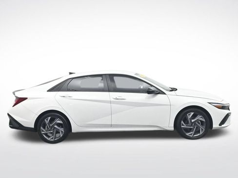 Used 2025 Hyundai Elantra SEL FWD image 4