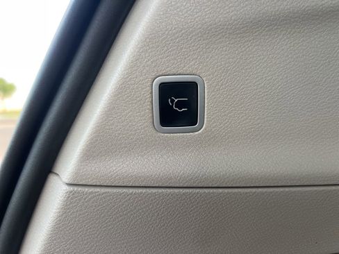 Used 2018 Chrysler Pacifica Limited image 41