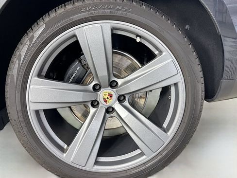Certified 2023 Porsche Macan AWD/4WD image 32