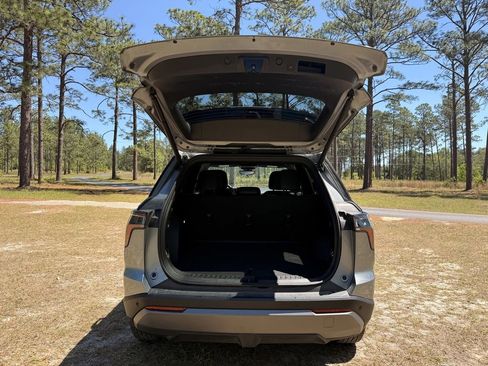 Used 2025 Chevrolet Equinox LT w/ Convenience Package II FWD image 9