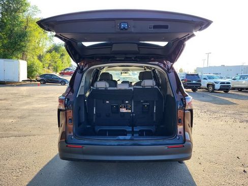 Used 2024 Toyota Sienna LE FWD image 29