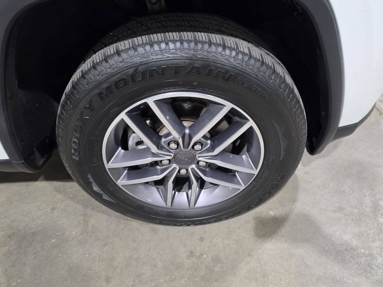 Used 2020 Jeep Grand Cherokee Limited w/ Luxury Group II AWD/4WD image 23