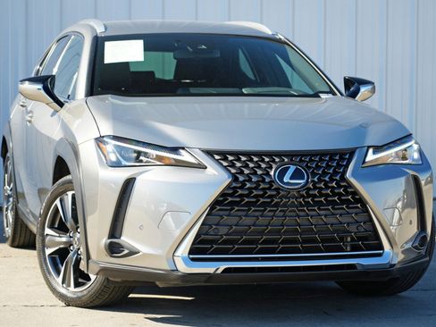 Used 2022 Lexus UX 200 image 2