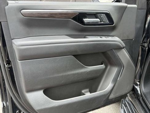 Used 2025 Chevrolet Suburban LT AWD/4WD image 18