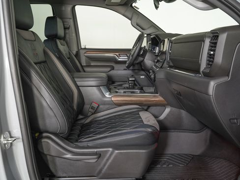 Used 2024 Chevrolet Silverado 1500 LT Trail Boss w/ Convenience Package II AWD/4WD image 10