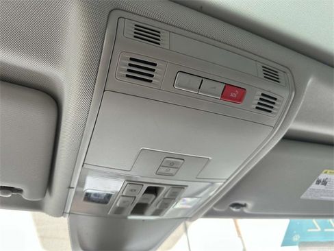 Certified 2022 Volkswagen Tiguan SE w/ Panoramic Sunroof Package image 35