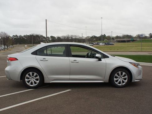 Used 2023 Toyota Corolla LE image 19