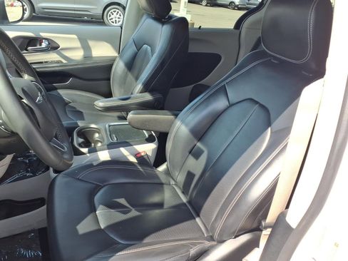 Used 2023 Chrysler Pacifica Touring-L image 6