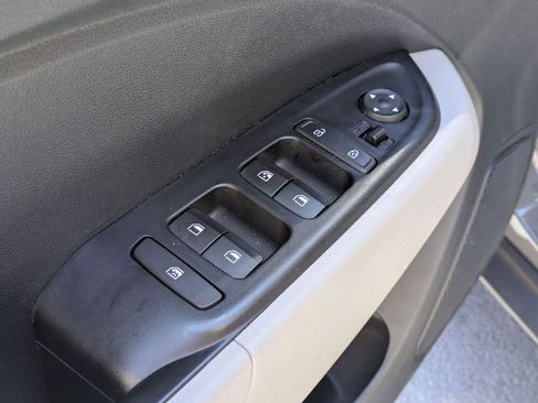 Used 2025 Hyundai Venue SEL FWD image 13