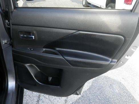 Used 2017 Mitsubishi Outlander SEL image 29