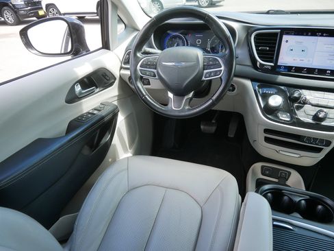 Used 2021 Chrysler Pacifica Touring-L FWD image 9