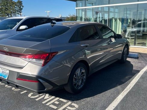Used 2024 Hyundai Elantra SEL FWD image 3