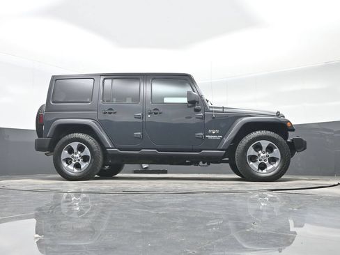 Used 2017 Jeep Wrangler Unlimited Sahara w/ Dual Top Group AWD/4WD image 31
