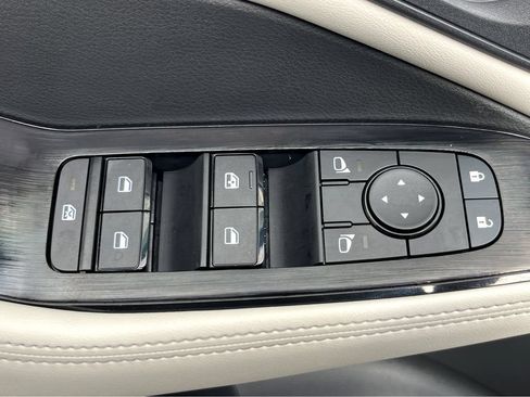 Used 2025 Nissan Rogue SV FWD image 16