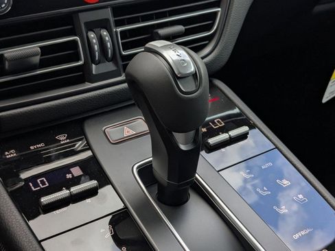 Certified 2025 Porsche Macan image 20