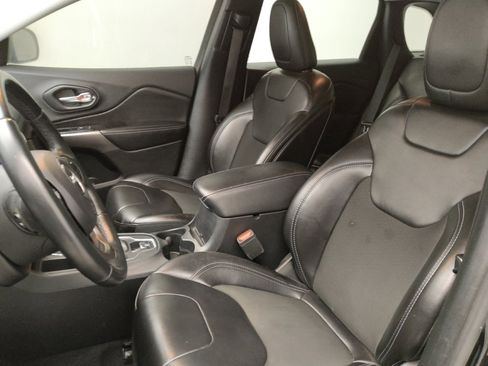 Used 2019 Jeep Cherokee Latitude Plus FWD image 17
