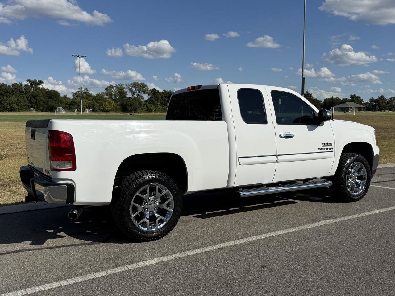 Used 2010 GMC Sierra 1500 SLE w/ Texas Edition RWD image 11