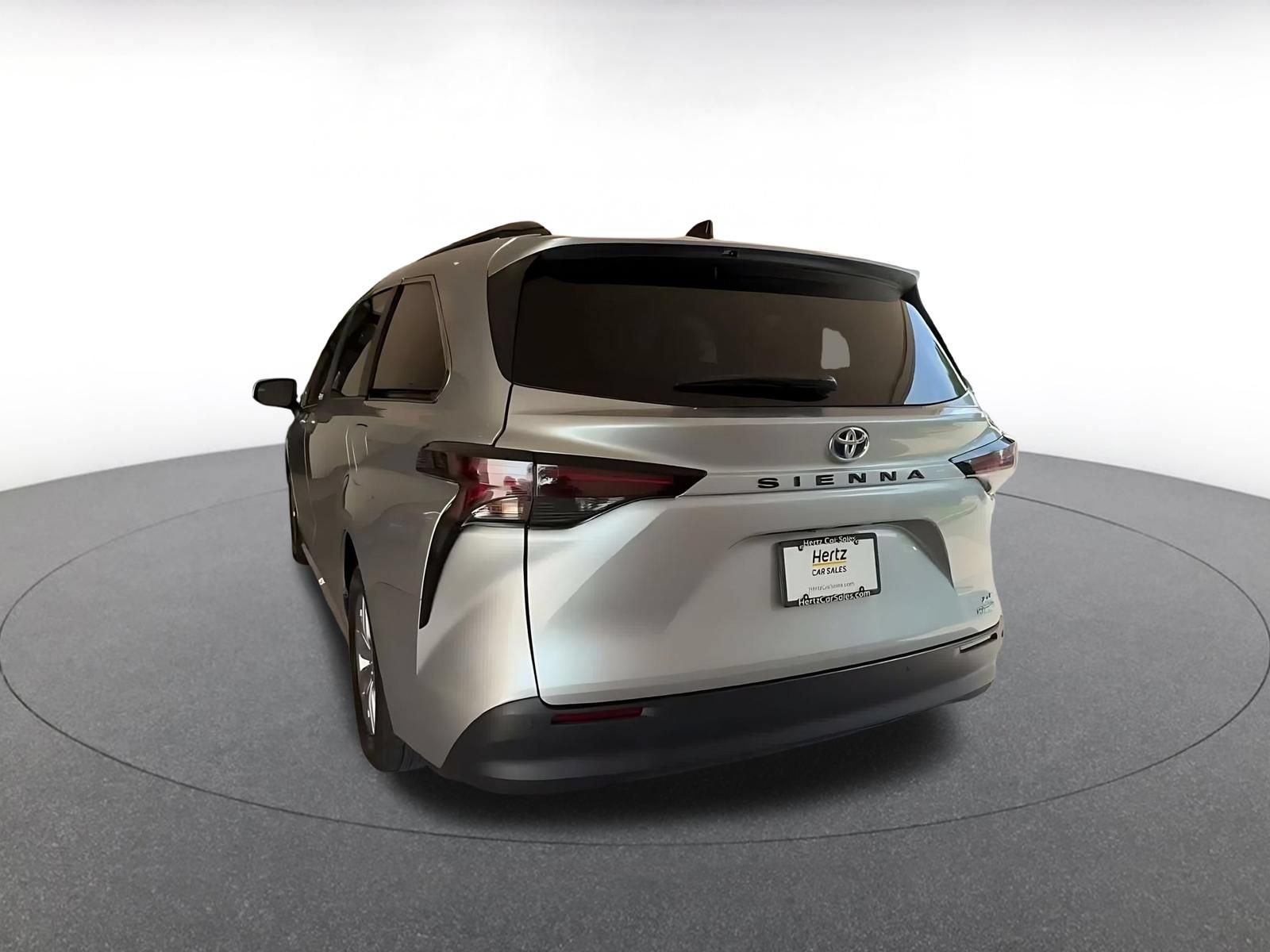 Used 2024 Toyota Sienna XLE FWD image 10