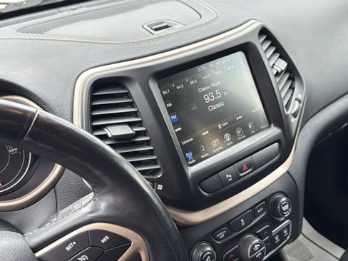 Used 2018 Jeep Cherokee Limited AWD/4WD image 22