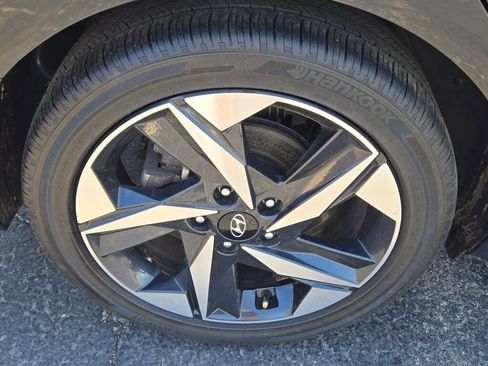 Used 2023 Hyundai Elantra Limited w/ Cargo Package FWD image 14