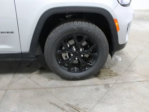 Used 2024 Jeep Grand Cherokee Altitude AWD/4WD image 39