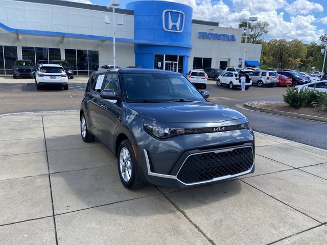 Used 2025 Kia Soul LX w/ LX Technology Package FWD image 2