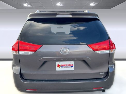 Used 2013 Toyota Sienna XLE image 9
