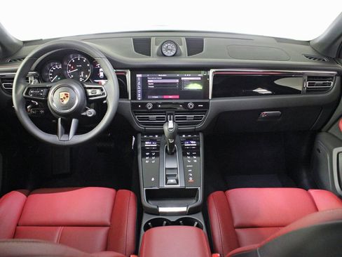 Certified 2025 Porsche Macan AWD/4WD image 19