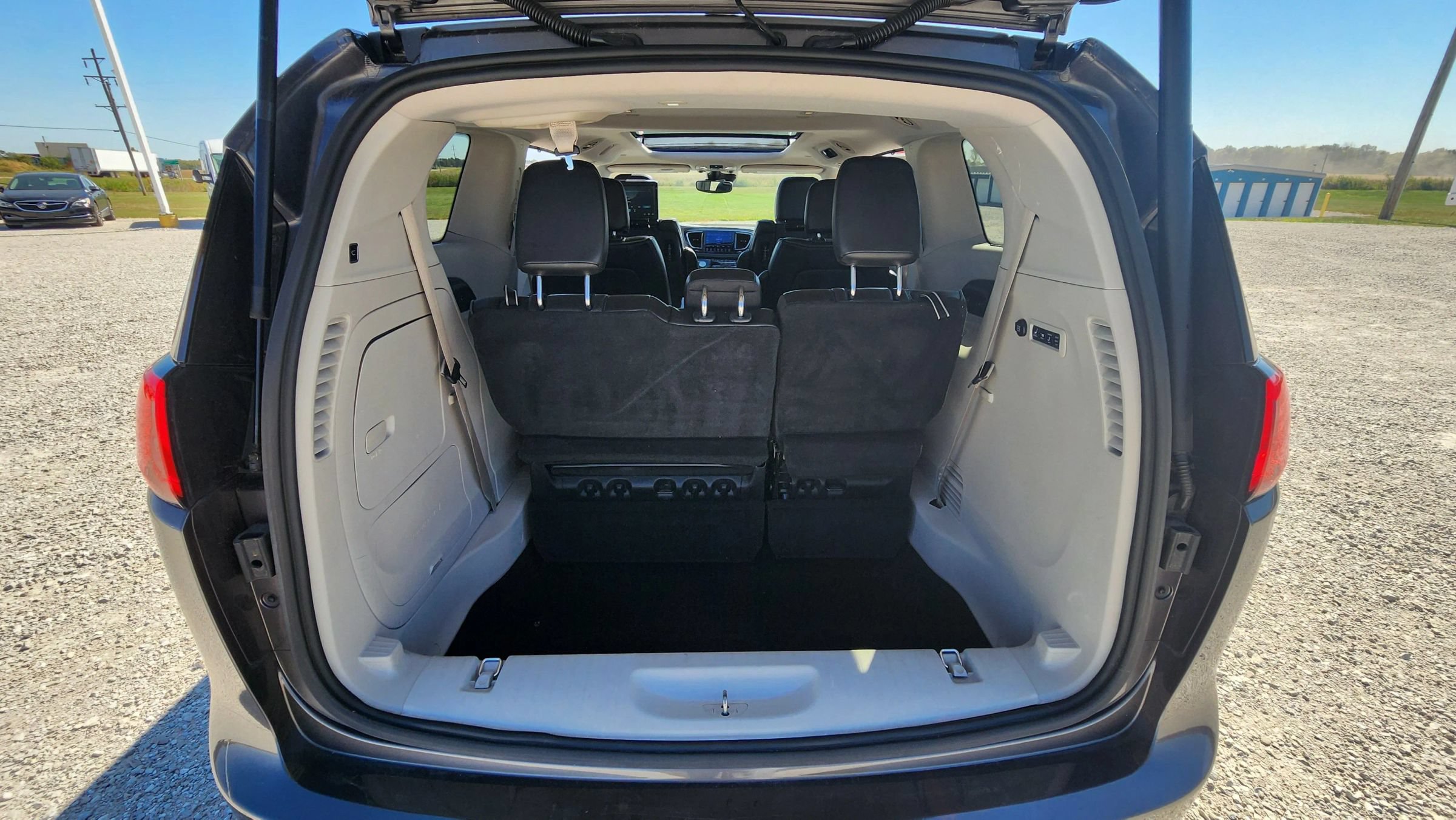 Used 2017 Chrysler Pacifica Limited FWD image 29