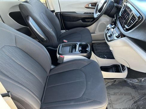 Used 2018 Chrysler Pacifica Touring Plus image 10
