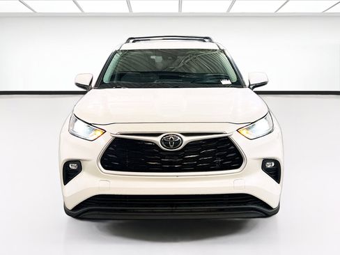 Used 2021 Toyota Highlander LE image 2