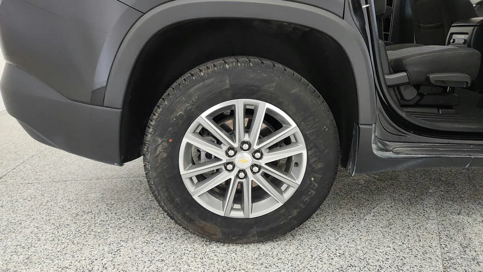 Used 2023 Chevrolet Traverse LT FWD image 40