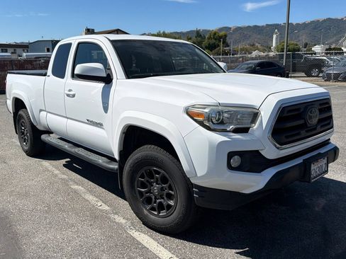 Used 2018 Toyota Tacoma SR5 RWD image 2