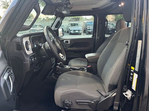 Used 2025 Jeep Wrangler Sahara image 27