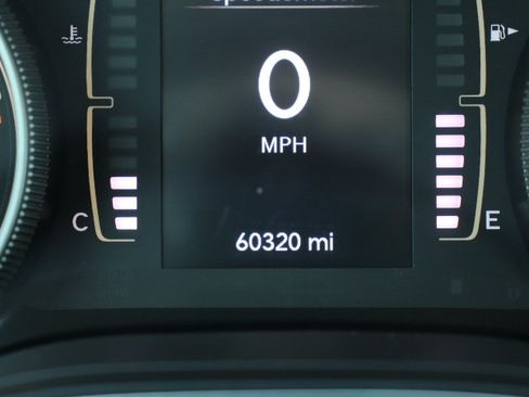 Used 2019 Jeep Cherokee Latitude Plus AWD/4WD image 29