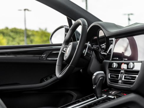 Certified 2026 Porsche Macan AWD/4WD image 41