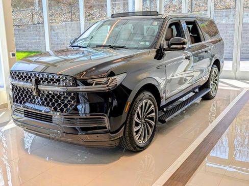 New 2026 Lincoln Navigator L Black Label AWD/4WD image 1