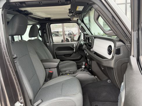 Used 2025 Jeep Wrangler Sport image 21