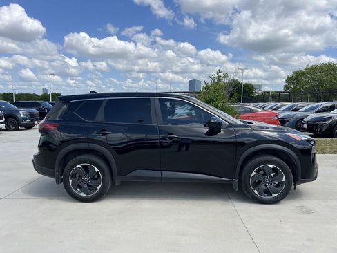 Used 2024 Nissan Rogue SV image 3