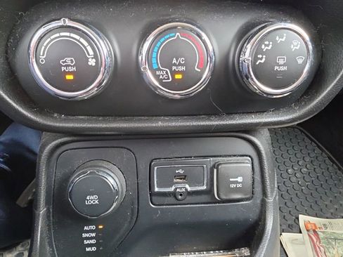 Used 2016 Jeep Renegade Latitude w/ Cold Weather Group AWD/4WD image 11