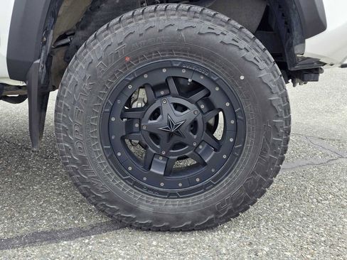 Used 2021 Toyota Tacoma TRD Off-Road w/ TRD Premium Off Road Package AWD/4WD image 9