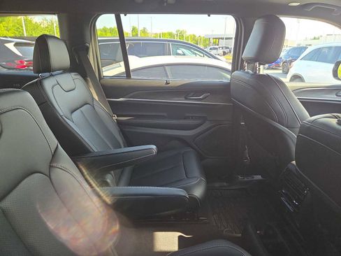 Used 2025 Jeep Grand Cherokee L Limited w/ Luxury Tech Group II AWD/4WD image 12