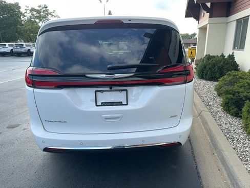 Used 2026 Chrysler Pacifica Select AWD/4WD image 16