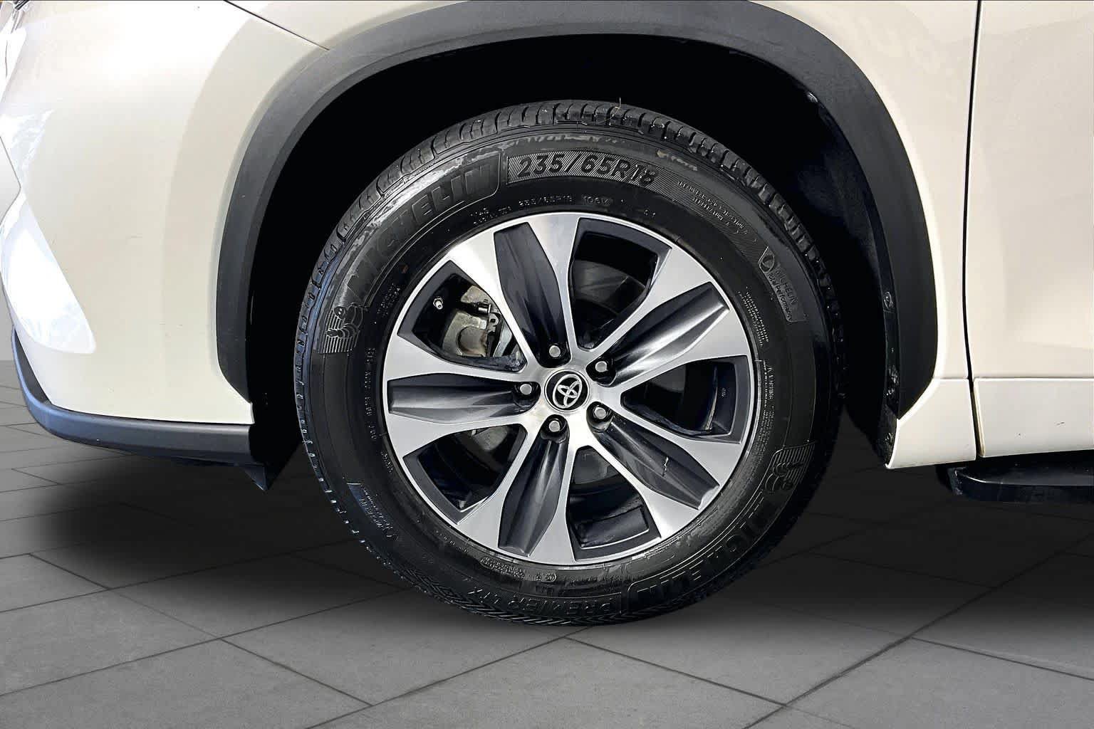 Used 2021 Toyota Highlander XLE FWD image 11