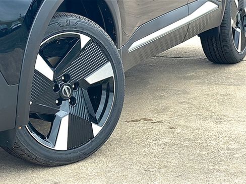 New 2026 Nissan Kicks SR w/ SR Premium Package FWD image 3