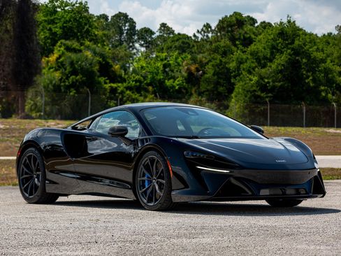 Used 2023 McLaren Artura image 18