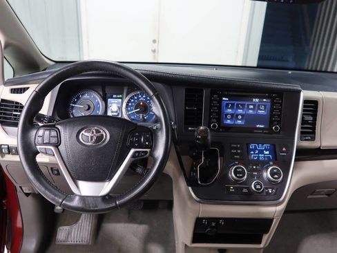 Used 2019 Toyota Sienna XLE FWD image 22