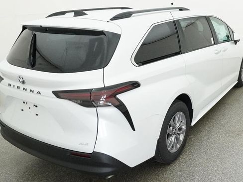 New 2026 Toyota Sienna XLE FWD image 22