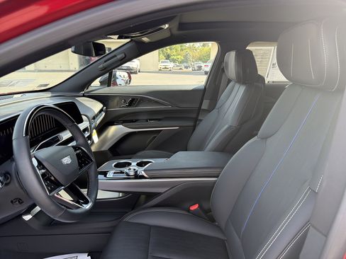 Used 2024 Cadillac Lyriq Luxury image 11