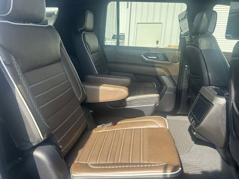 Used 2025 GMC Yukon XL Denali Ultimate AWD/4WD image 12